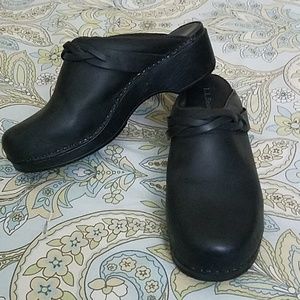 L. L. Bean black clogs